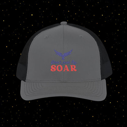 Steigen Trucker-Kappe — "Don't Just Fly, SOAR"
