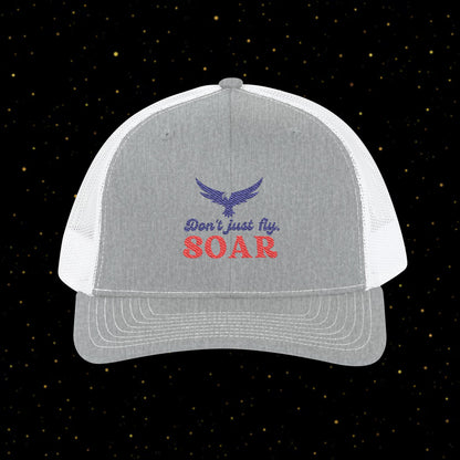 Steigen Trucker-Kappe — "Don't Just Fly, SOAR"