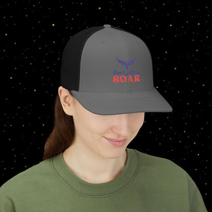 Steigen Trucker-Kappe — "Don't Just Fly, SOAR"