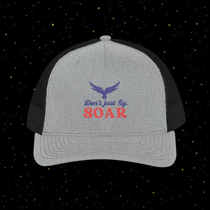 Steigen Trucker-Kappe — "Don't Just Fly, SOAR"