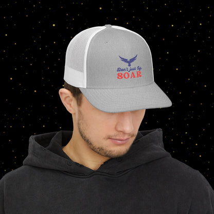 Steigen Trucker-Kappe — "Don't Just Fly, SOAR"